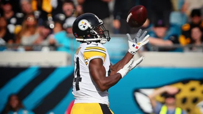 Antonio Brown durante un juego con Pittsburgh Steelers