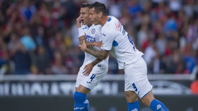 Jugadores de Cruz Azul celebran anotación contra Atlas