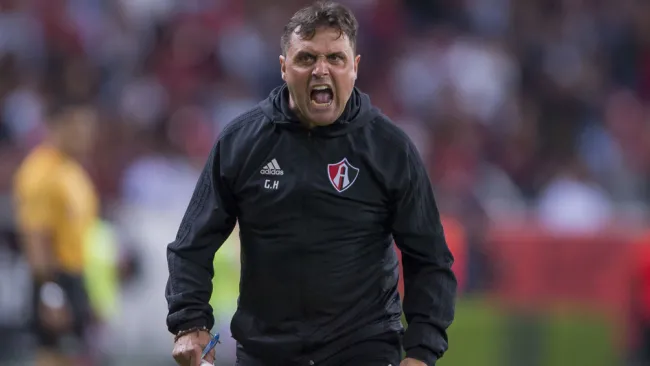 Hoyos reclama una decisión al silbante en el Jalisco 