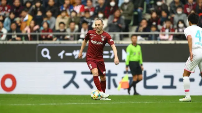 Iniesta conduce el balón en un juego con el Vissel Kobe