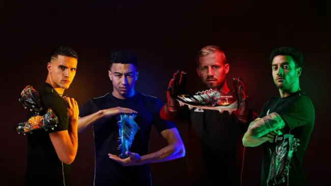 Jugadores de la Premier posan con calzado deportivo inspirado en Anthem