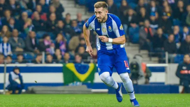 Héctor Herrera durante un partido con el Porto