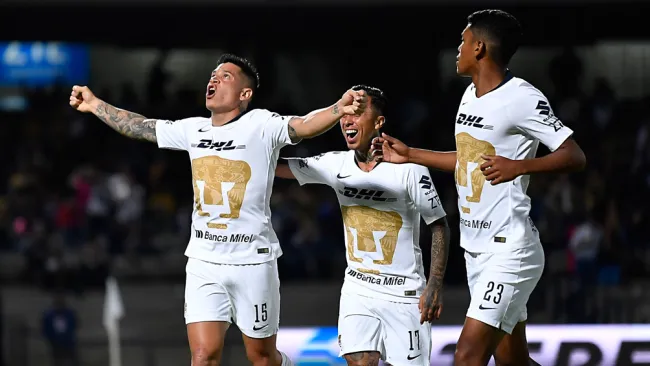 Jugadores de Pumas festejan gol de Iturbe