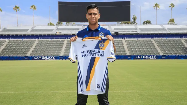Efraín Álvarez presume la camiseta del LA Galaxy