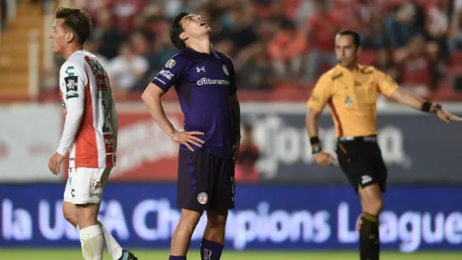 Luis Mendoza se lamenta durante juego contra Necaxa