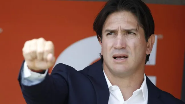 Marioni canta el himno universitario