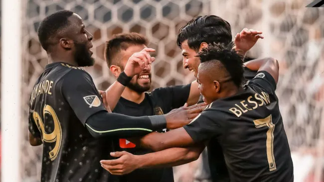 Jugadores del LAFC festejan un gol