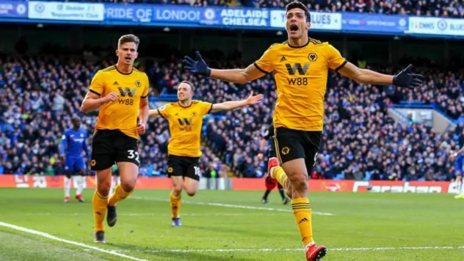 Raúl Jiménez celebra su gol con Stamford Bridge 