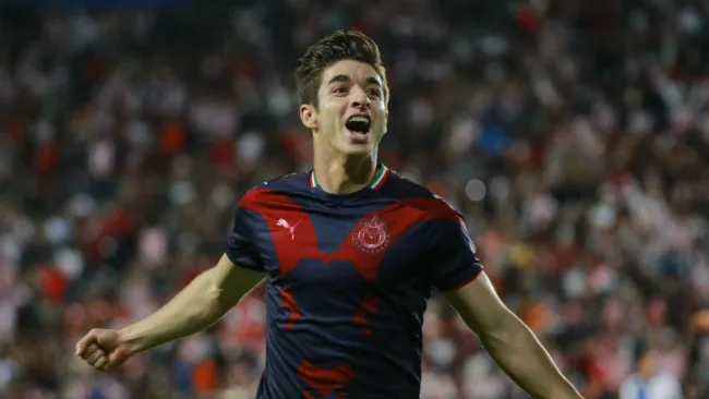 Brizuela festeja gol con Chivas