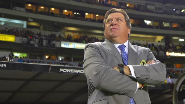 Miguel Herrera dirigiendo un partido con el América 