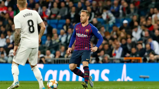 Arthur disputa un balón en el Clásico español 
