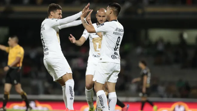 Jugadores de Pumas festejan un gol a Dorados