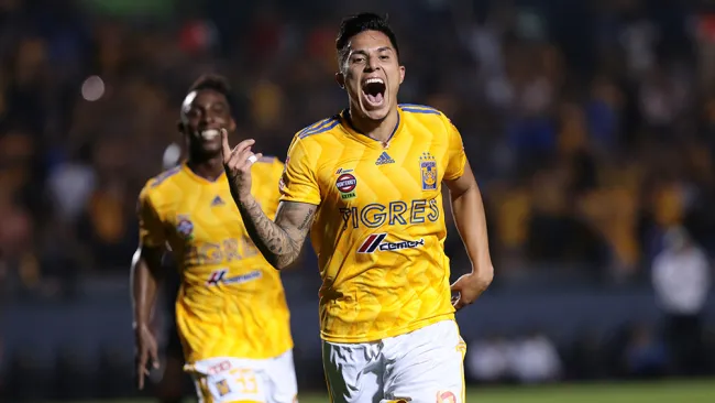 Carlos Salcedo celebra su gol contra Red Bull