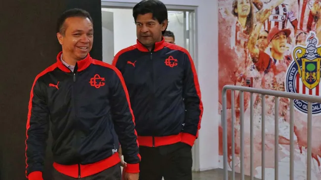 Varela camina junto a José Cardozo