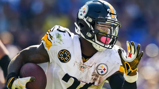 Le'Veon Bell acarrea el ovoide en un juego de Steelers