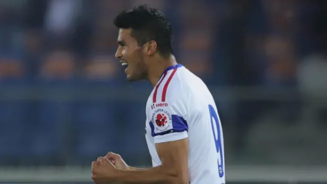 Ulises Dávila festeja un gol con el Delhi Dynamos