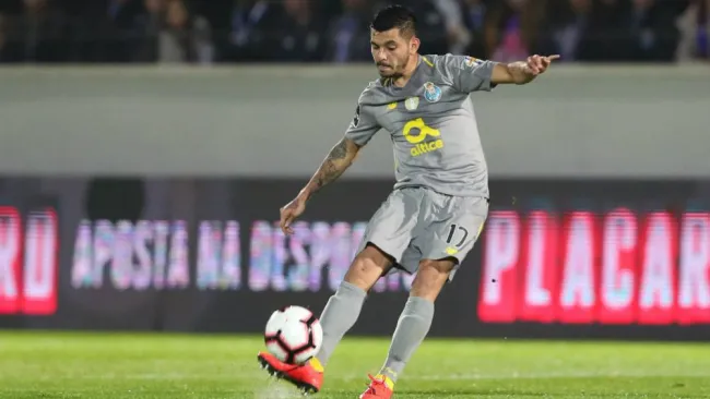 Tecatito Corona durante partido con el Porto