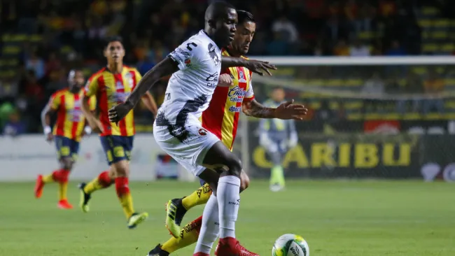 Eryc Castillo y Rodrigo Millar, luchan por el dominio del balón