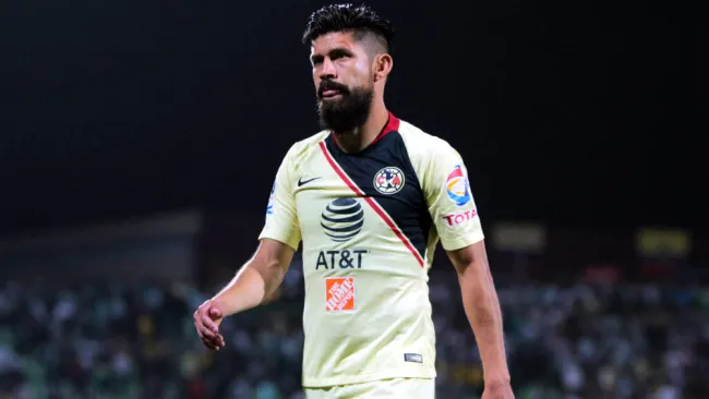 Oribe Peralta durante un encuentro ante Santos Laguna 
