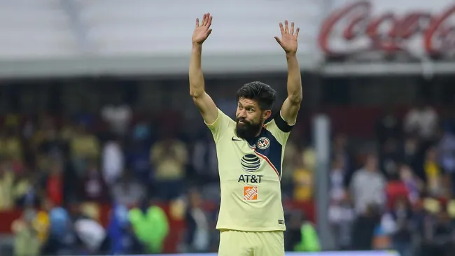 Oribe Peralta durante un partido del América