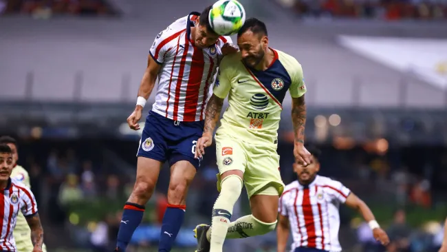 Aguilera y Molina cabecean un balón en Clásico Nacional 