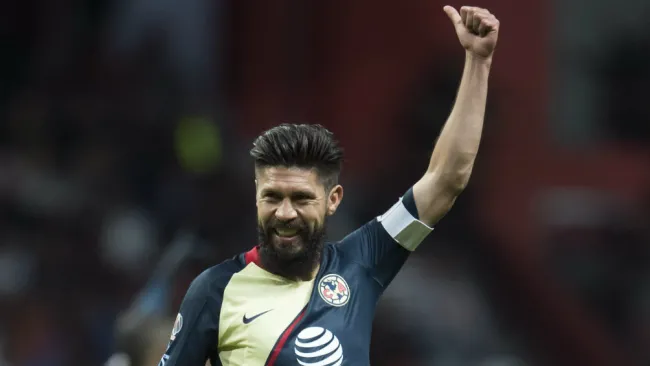 Oribe Peralta festeja en un partido de América