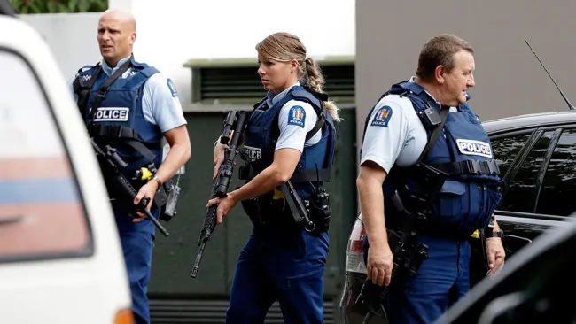 Policías a las afueras de una mezquita en Christchurch