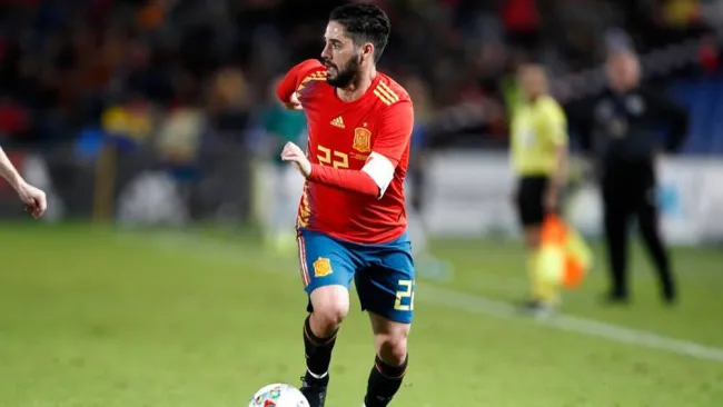 Isco, durante un duelo con España