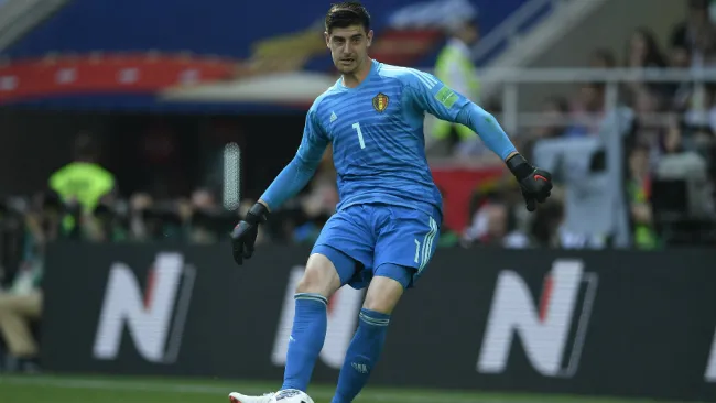 Courtois hace un pase a un compañero en la Copa del Mundo de Rusia 