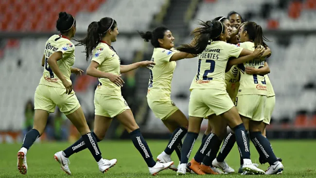 América Femenil celebra victoria en el Estadio Azteca 
