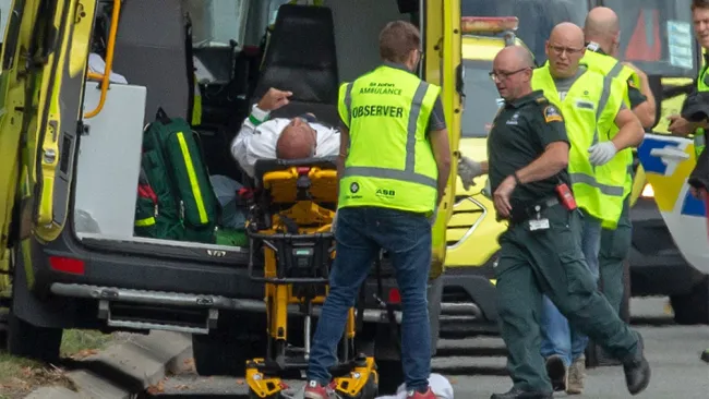 Paramédicos atendiendo a los afectados por el atentado en Nueva Zelanda