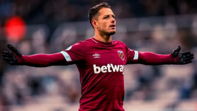 Chicharito festeja un gol con el West Ham