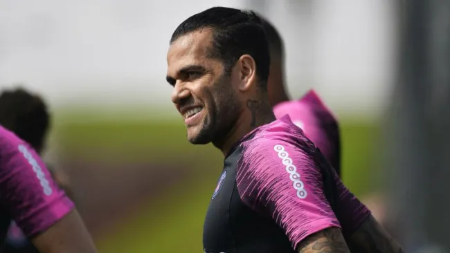 Dani Alves en un entrenamiento del PSG