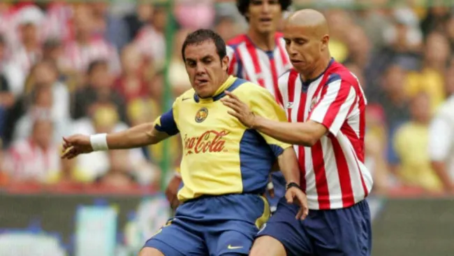 Cuauhtémoc Blanco y Adolfo Bautista durante un Clásico