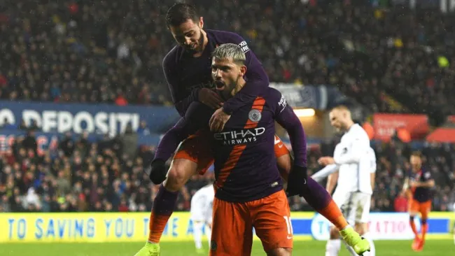 Kun celebra la anotación del triunfo en FA CUp