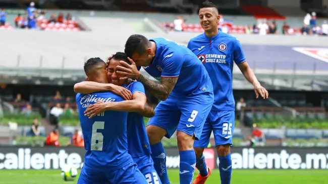 Cruz Azul celebra una anotación ante Pachuca 