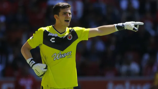 Jurado le da indicaciones a sus compañeros en duelo del Veracruz