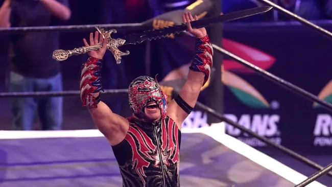 Aerostar posa con la espada del Rey de Reyes