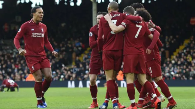 Jugadores de Liverpool festejan gol de Milner