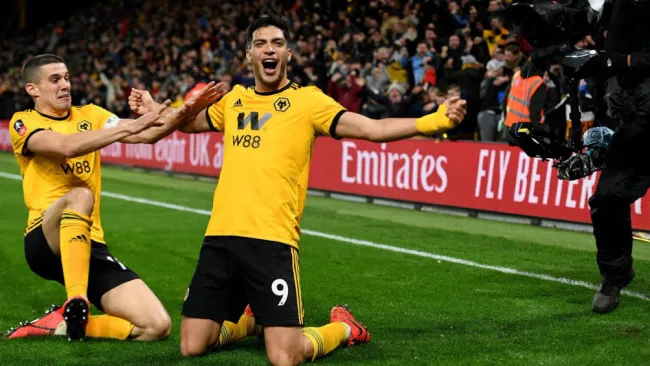 Raúl Jiménez celebra una anotación frente al Manchester United 