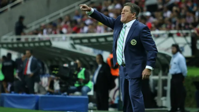 Miguel Herrera durante un partido del América 