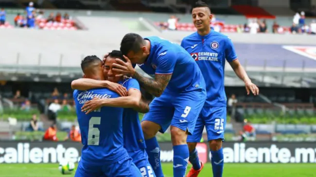 Cruz Azul celebra una anotación ante Pachuca