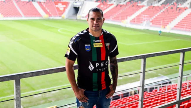 Gullit posa con los colores del GKS Tychy ‏