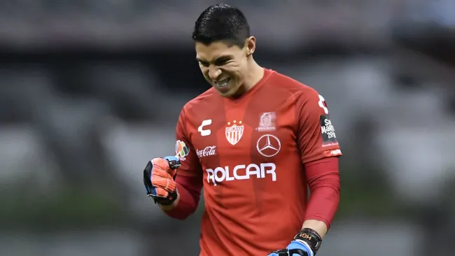 Hugo González durante un partido contra el América 