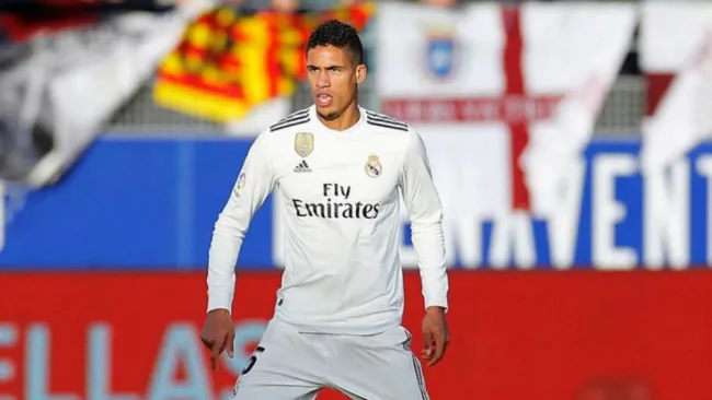 Raphael Varane durante un juego con el Real Madrid