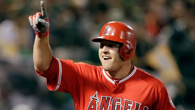 Mike Trout celebra una jugada con los Angels