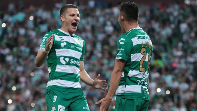 Furch y Marcelo Correa festejando un gol ante Toluca 