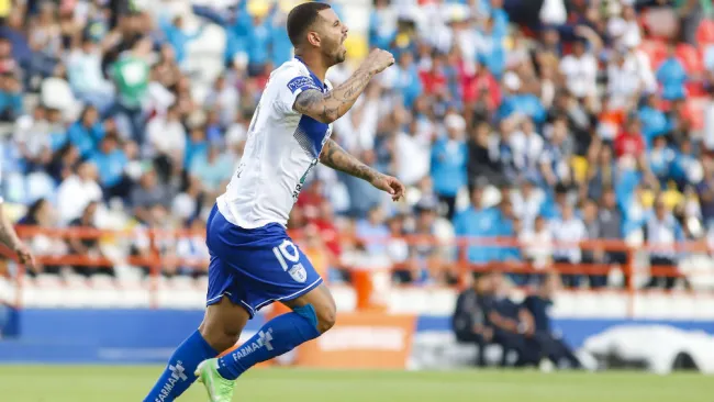 Edwin Cardona festeja un gol con Pachuca