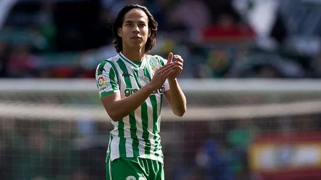 Lainez aplaude tras un partido del Betis