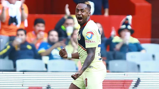 Renato Ibarra festeja un gol con América